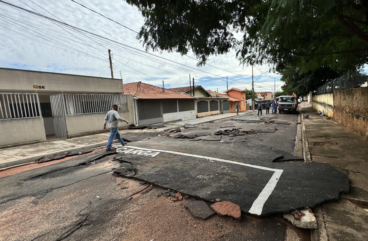 Equipes da Prefeitura atuam na limpeza de ruas e avenidas e no atendimento aos moradores após forte chuva em Olímpia