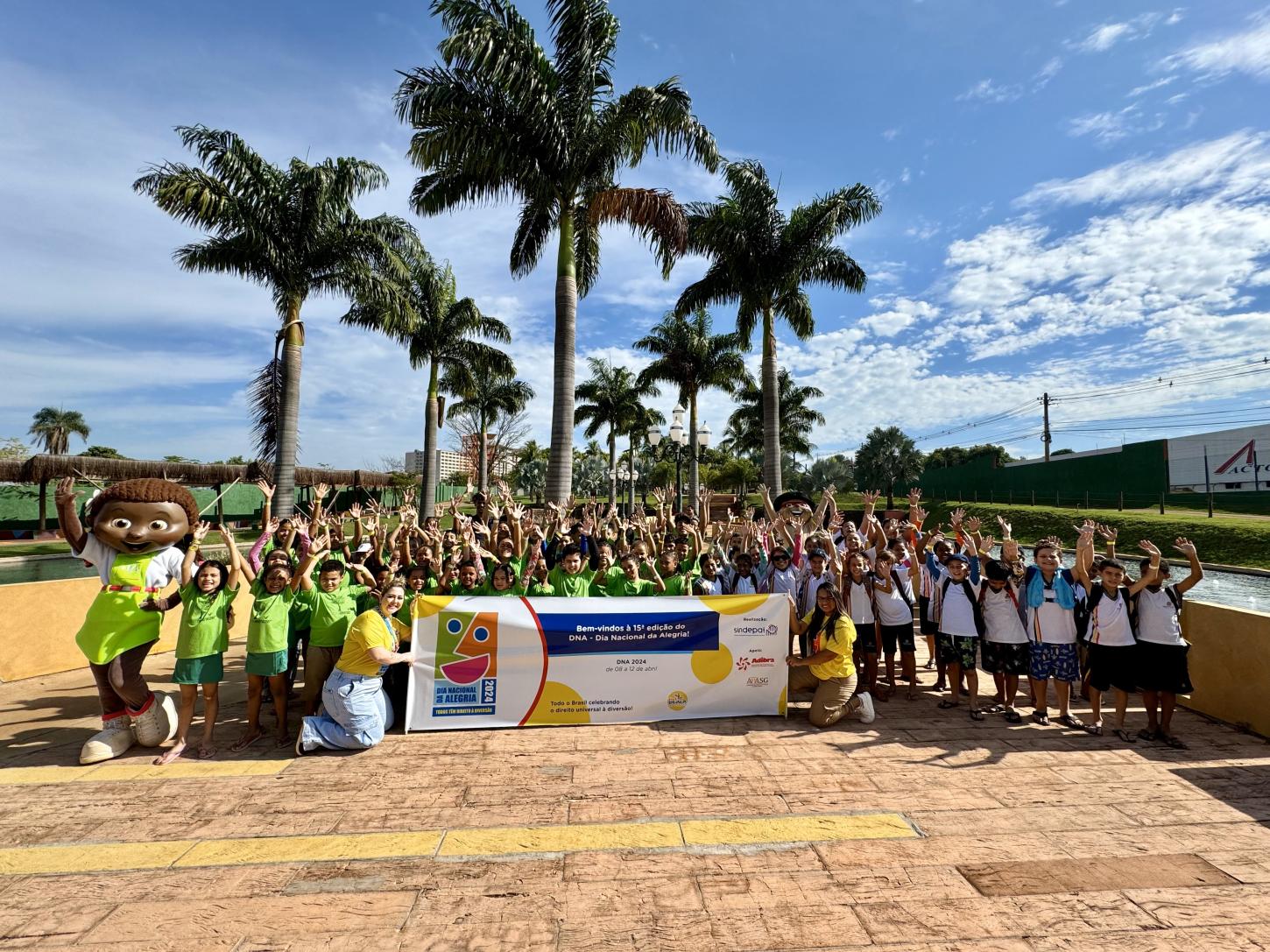 Parque aquático Hot Beach recebe 158 crianças de Olímpia, Rio Preto e São Paulo no Dia Nacional da Alegria