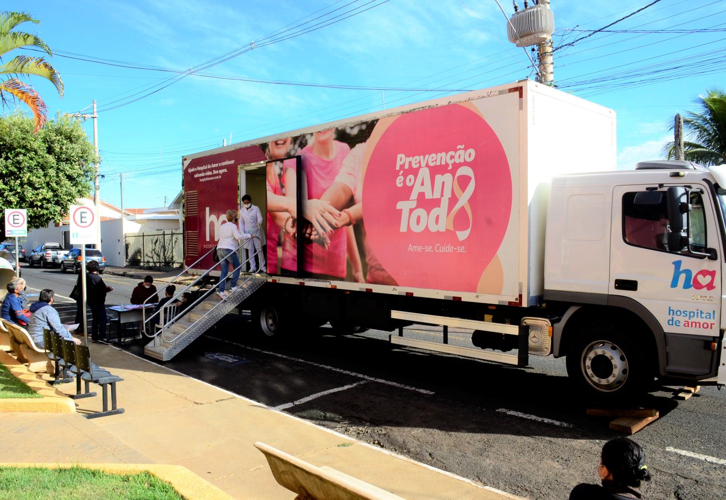 Exames preventivos contra o câncer podem ser agendados nas UBS para campanha da carreta do Hospital de Amor