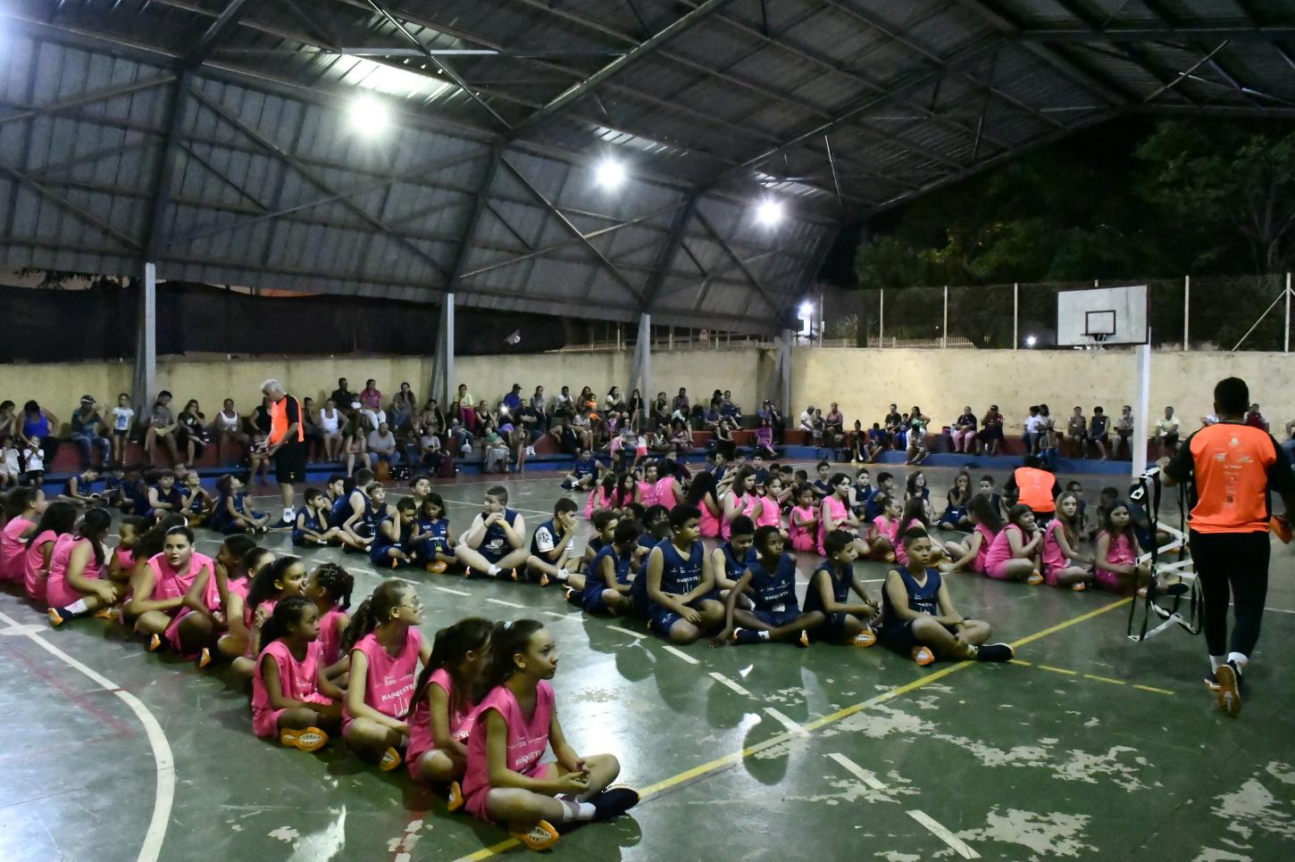 Projeto “Assistência pra Vida” entrega uniformes esportivos para os alunos do basquete e anuncia novas vagas até 2025
