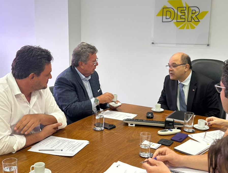 Geninho participa de reunião no DER para tratar de obras importantes para Olímpia e região