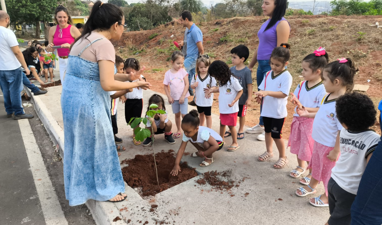 Meio Ambiente reforça arborização urbana com plantio de 450 mudas