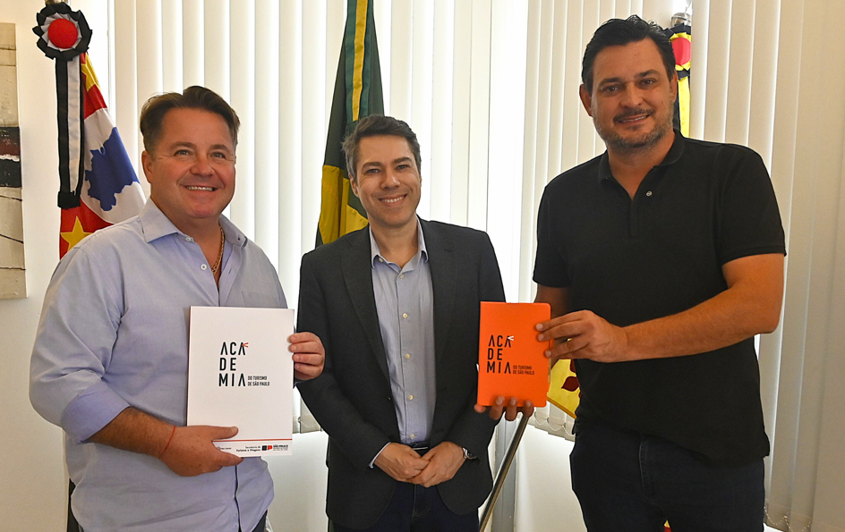 Consultor da Investe SP se reúne com Geninho e empresários do turismo para discutir o fortalecimento do setor