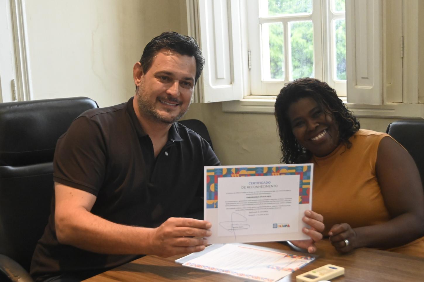 Prefeito Geninho promove iniciativa inédita de homenagem à primeira servidora aposentada do ano