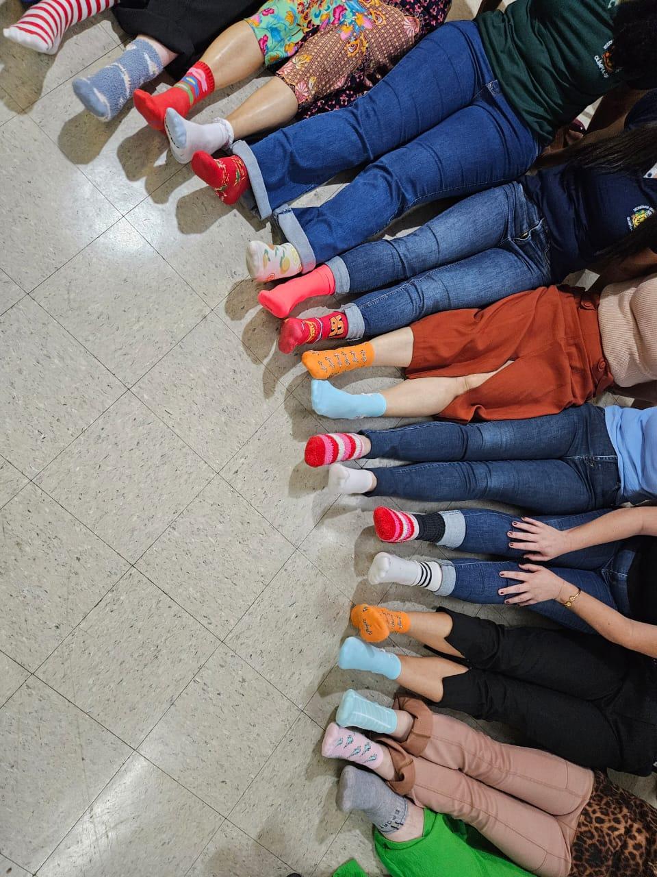 Rede municipal incentiva o uso de meias trocadas para marcar o Dia Internacional da Síndrome de Down nesta sexta (21)