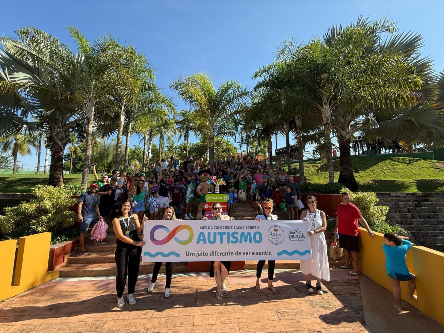 Crianças autistas têm dia especial no parque aquático Hot Beach Olímpia