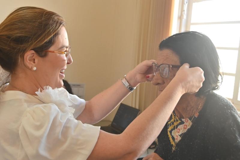 Fundo Social de Solidariedade de Olímpia entrega primeiros óculos gratuitos a moradores em vulnerabilidade