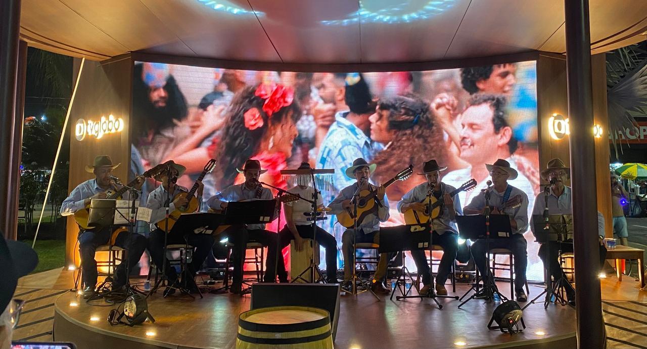 Grupo de Violeiros Amigos das 10 Cordas emociona público na maior Festa do Peão do Brasil