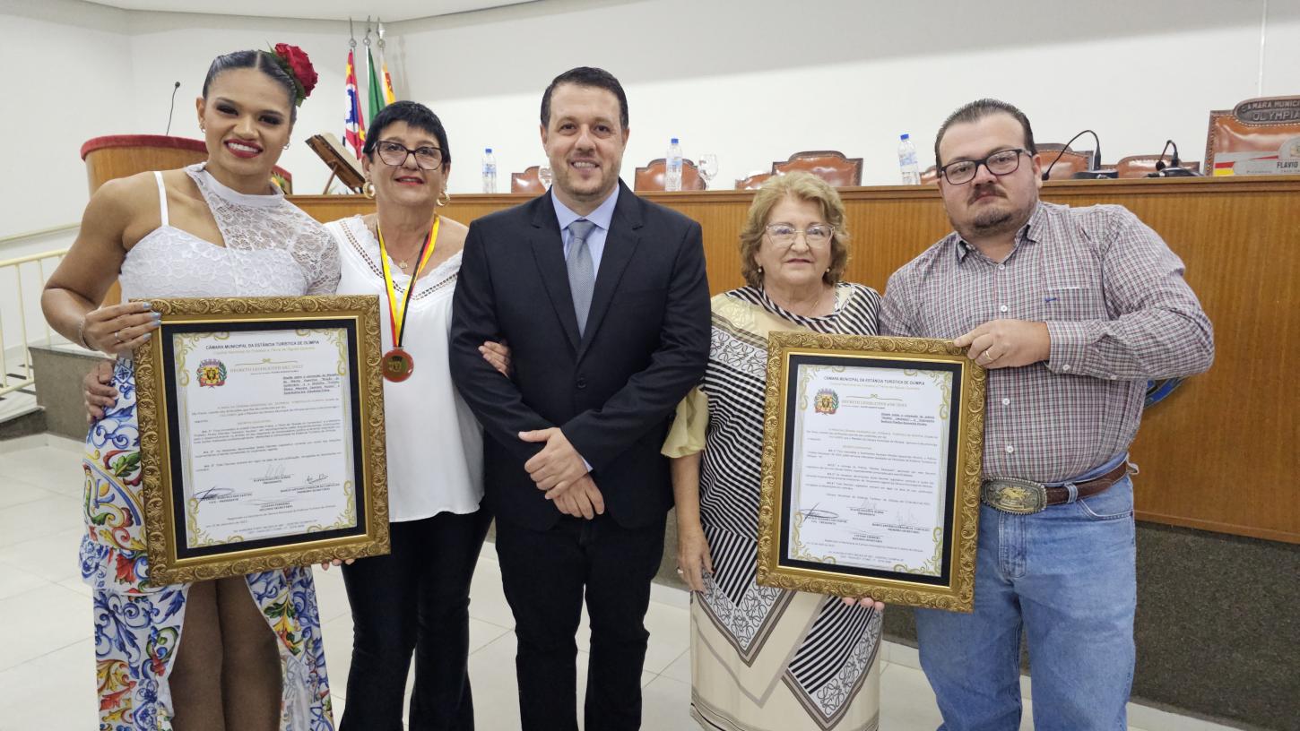 Presidente Flávio Olmos homenageia Claudinéia Freire e Marilza Pereira em sessão solene