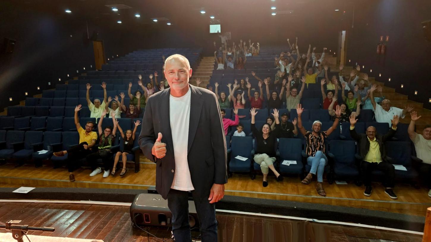 Lançamento De Livro Transforma Memória Pessoal Em Literatura E Cena