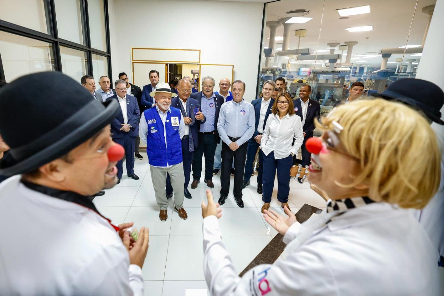 Geninho, ao fundo, acompanha a visita de Lula em Barretos