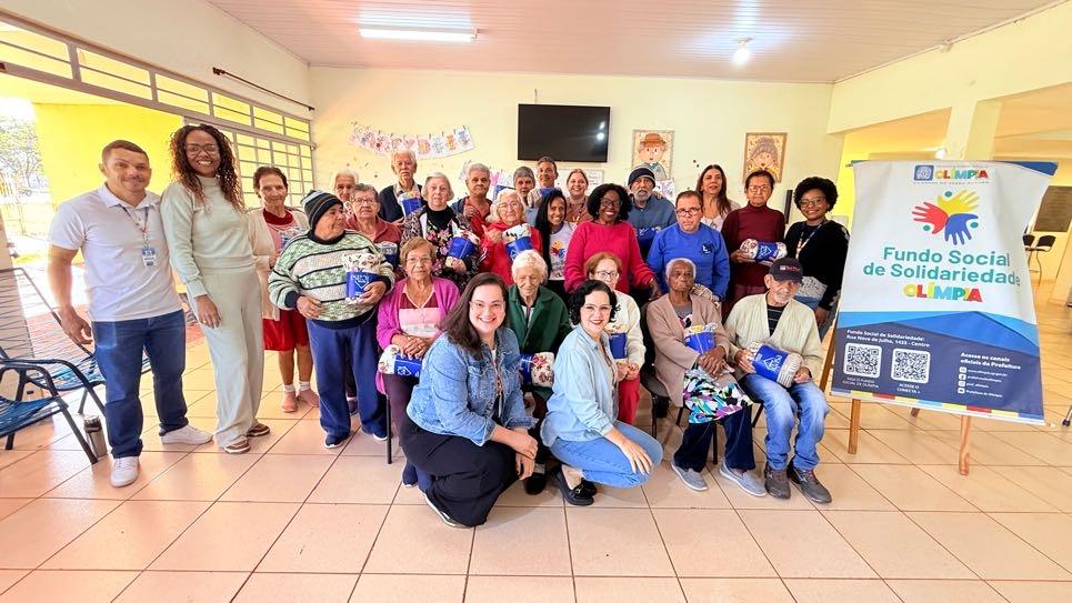 Fundo Social entrega 24 cobertores a idosos do Centro Dia e reforça a campanha do agasalho em Olímpia