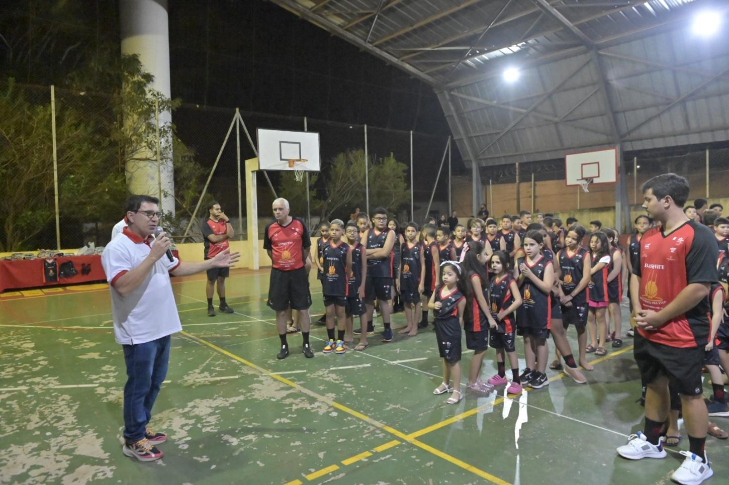 Projeto Assistência Pra Vida entrega uniformes a 200 alunos de basquete em Olímpia
