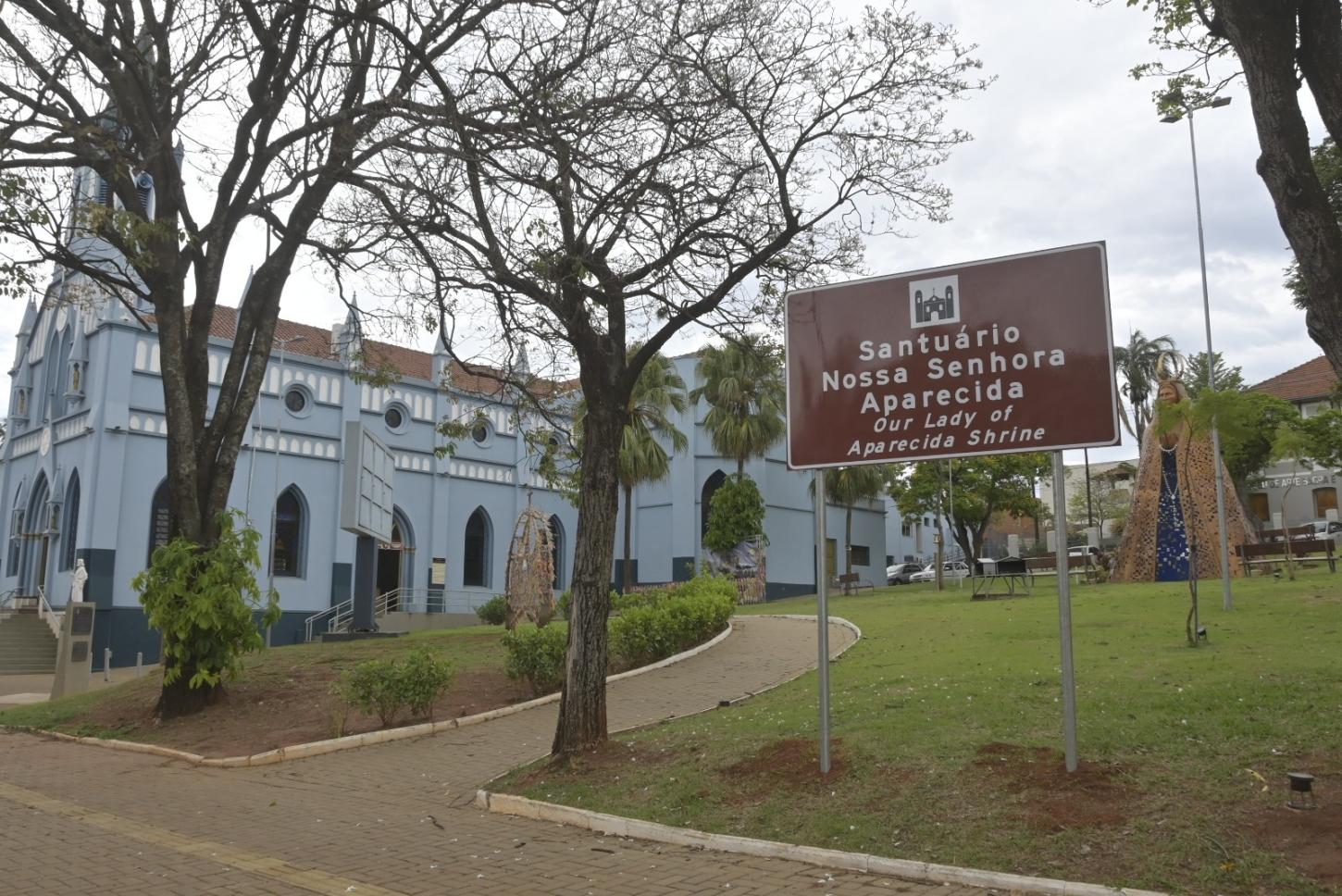 Prefeitura de Olímpia reforça a sinalização urbana com instalação de 43 novas placas bilíngues