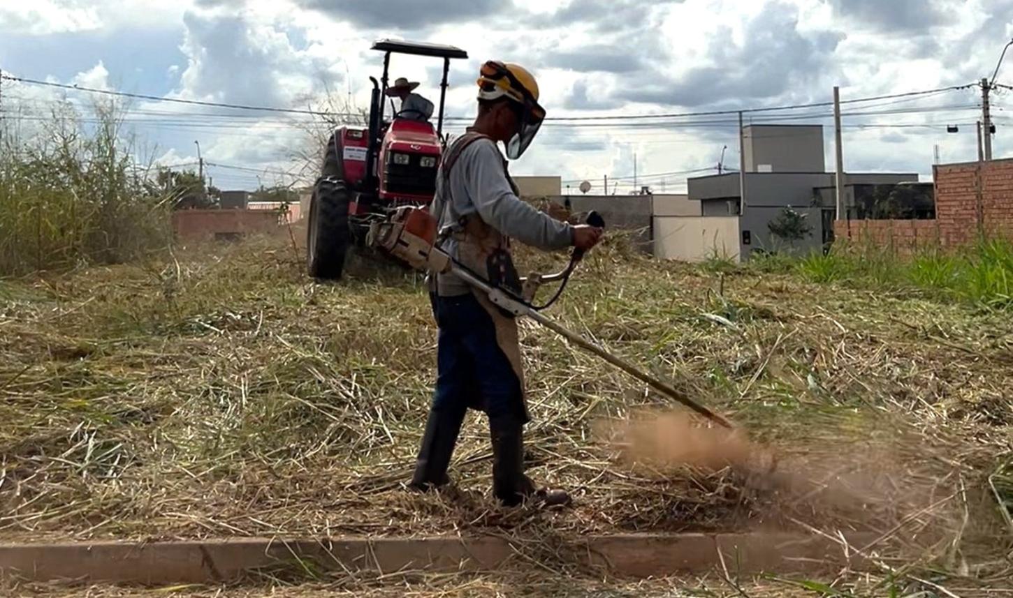 Prefeitura notifica donos de terrenos e alerta para multas por irregularidades