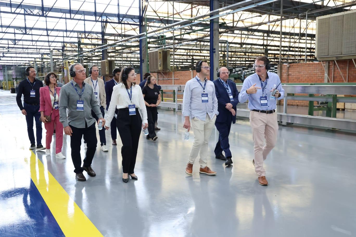 Convidados durante visita à fábrica da Condumax.