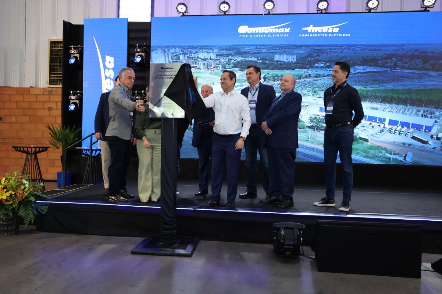 Descerramento da placa de inauguração da expansão da Condumax, com autoridades e sócios da empresa.