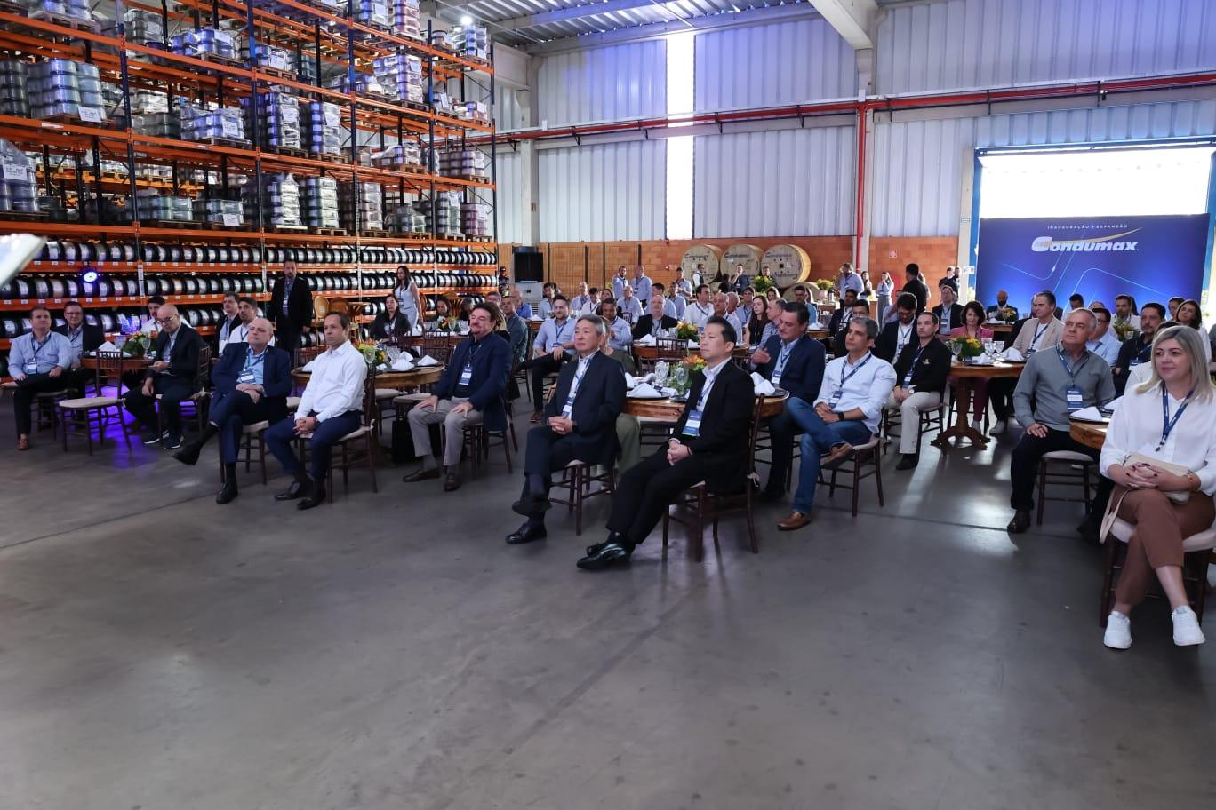Convidados durante a cerimônia de inauguração da expansão da Condumax.