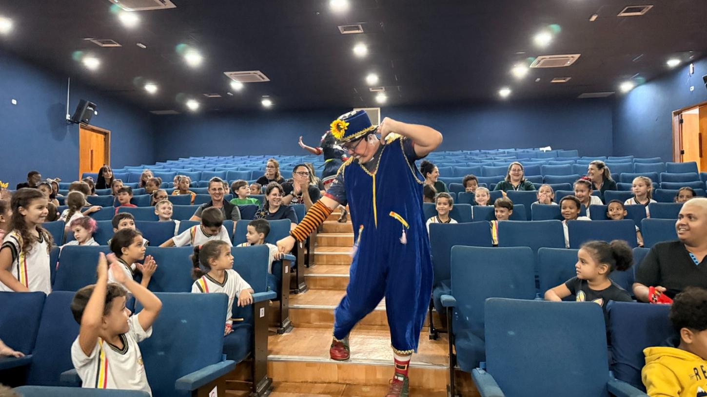 Teatro e música levam o folclore brasileiro a 330 alunos da rede municipal de Olímpia