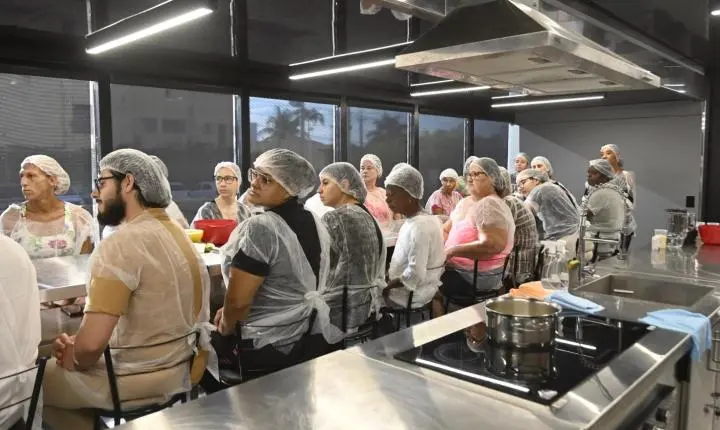 Carreta Do Cozinhalimento Forma 132 Alunos Em Cursos Gratuitos De Pães, Bolos E Marmitas Saudáveis Em Olímpia