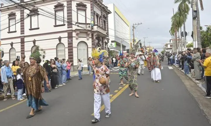 Desfile cívico de 07 de setembro reúne 2 mil pessoas em Olímpia