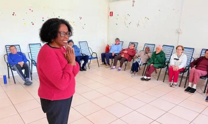 Fundo Social entrega 24 cobertores a idosos do Centro Dia e reforça a campanha do agasalho em Olímpia