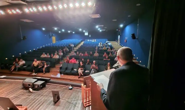 Lançamento De Livro Transforma Memória Pessoal Em Literatura E Cena