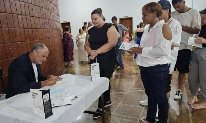 Lançamento De Livro Transforma Memória Pessoal Em Literatura E Cena