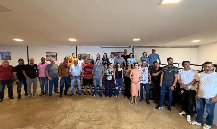 Motoristas de aplicativo concluem capacitação inédita e recebem carteirinhas de 