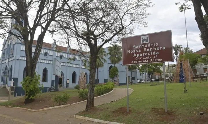 Prefeitura de Olímpia reforça a sinalização urbana com instalação de 43 novas placas bilíngues