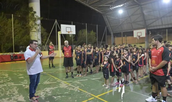 Projeto Assistência Pra Vida entrega uniformes a 200 alunos de basquete em Olímpia